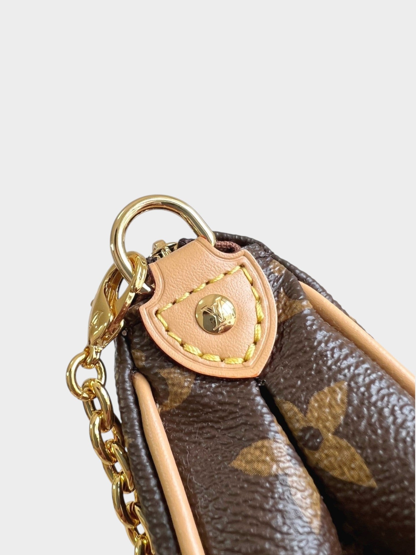 Zebass Louis Vuitton monogram canvas shoulder bag with gold chain strap and natural leather trim detail
