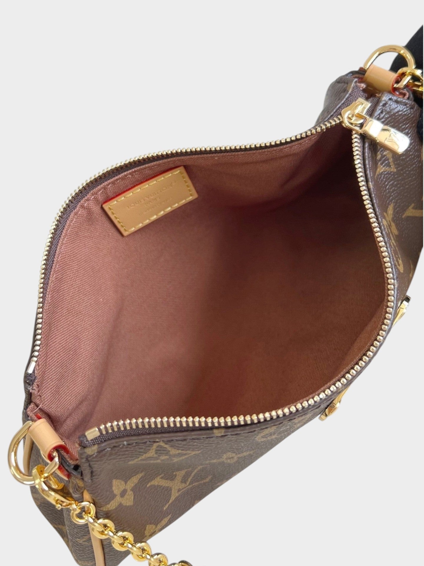 Zebass LOUIS VUITTON monogram canvas shoulder bag interior view with gold chain strap and brown fabric lining
