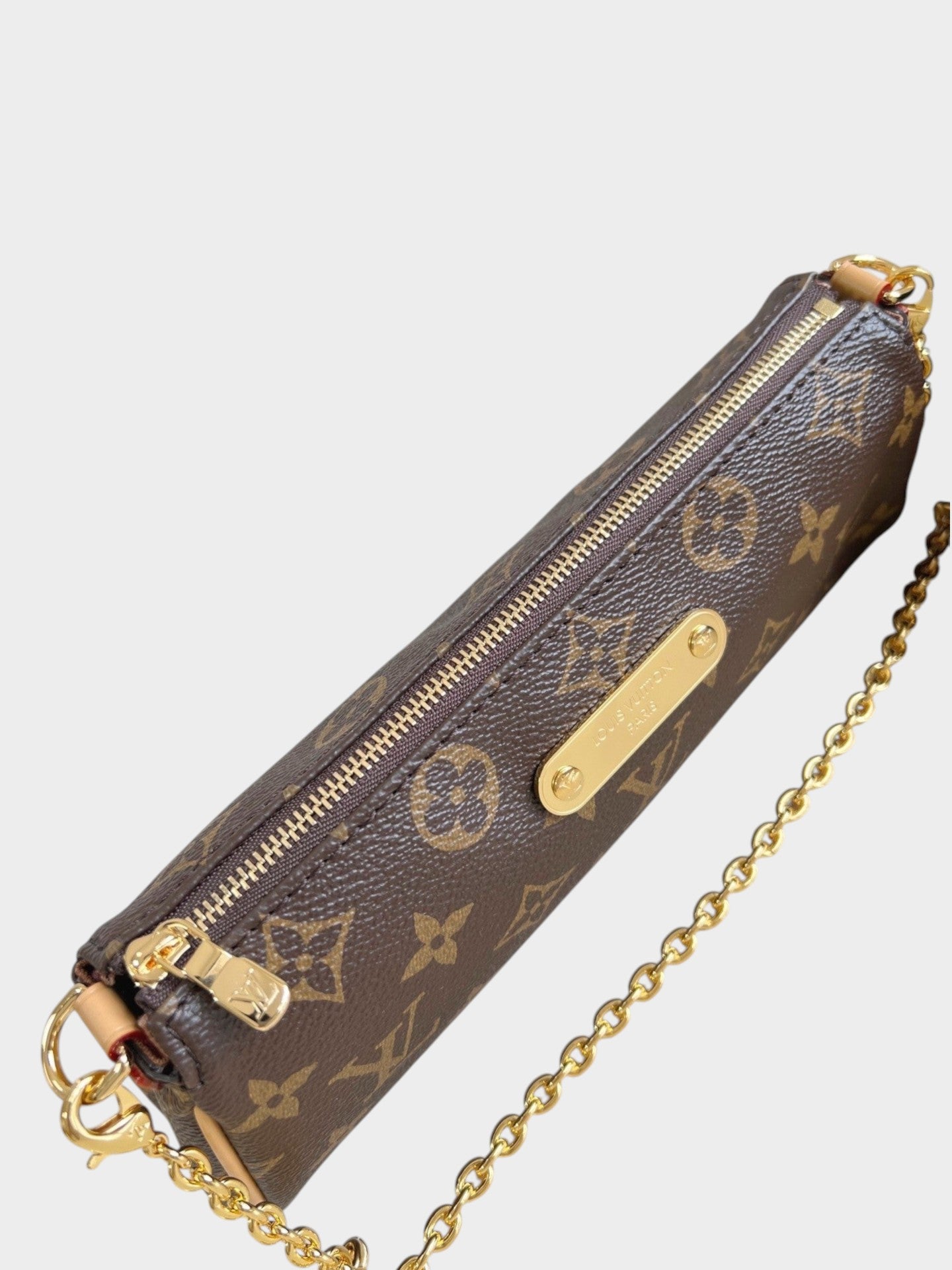 Zebass LOUIS VUITTON monogram canvas baguette shoulder bag with gold-tone chain strap and top-zip closure