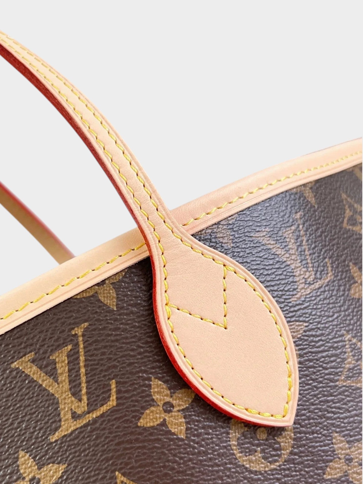 Zebass LOUIS VUITTON Neverfull tote bag featuring signature brown monogram coated canvas and light leather trim detail.