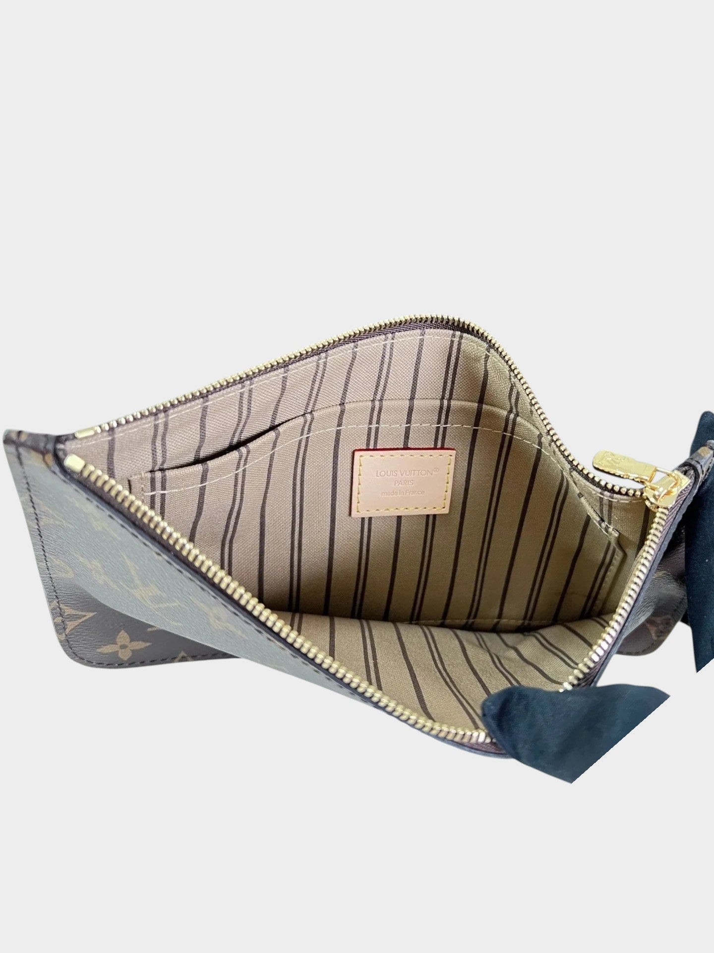 Zebass LOUIS VUITTON Neverfull monogram canvas tote bag featuring a striped interior and removable zippered pouch.