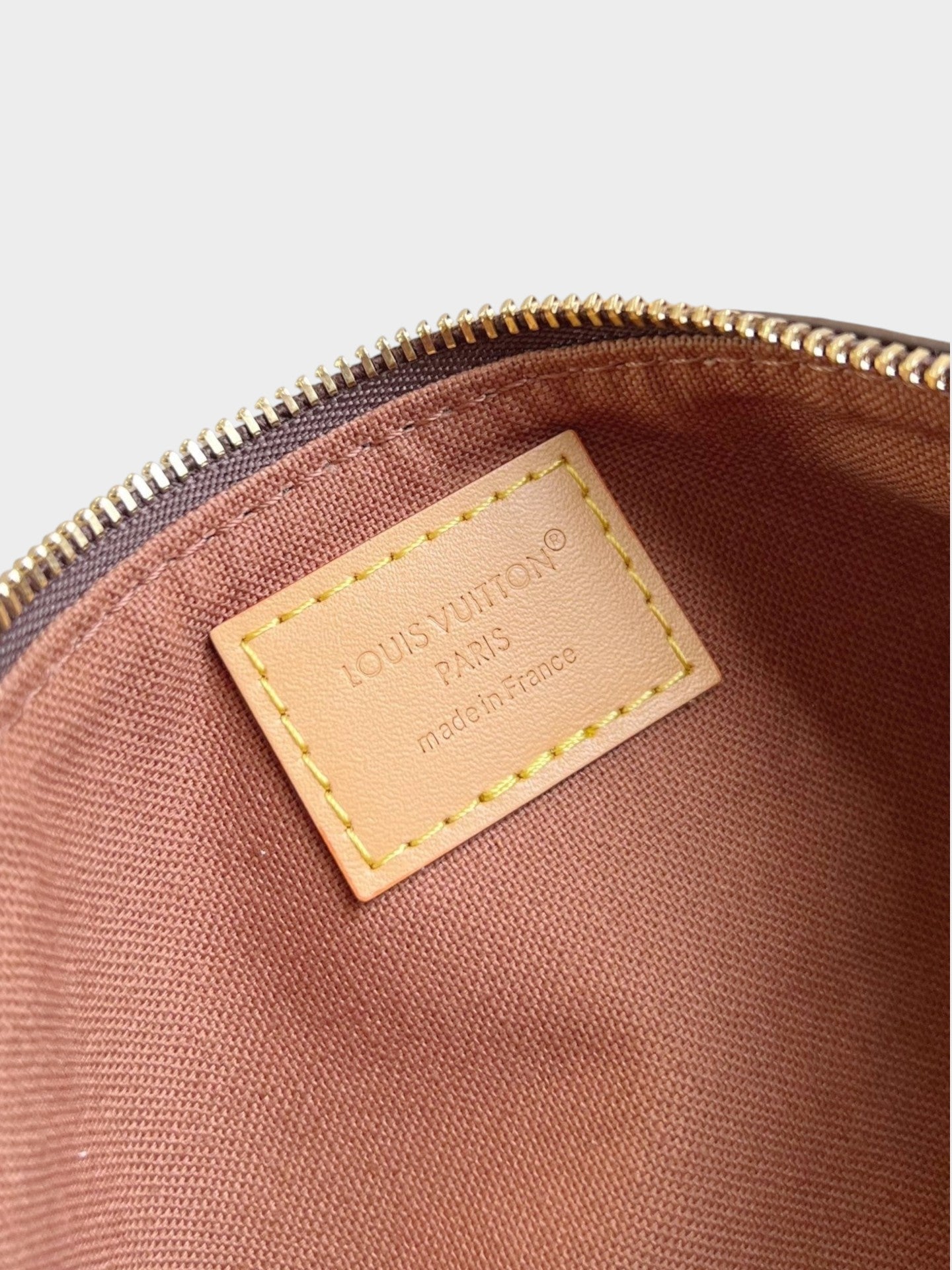 Zebass LOUIS VUITTON monogram bag interior with brown fabric lining and leather logo patch with gold stitching