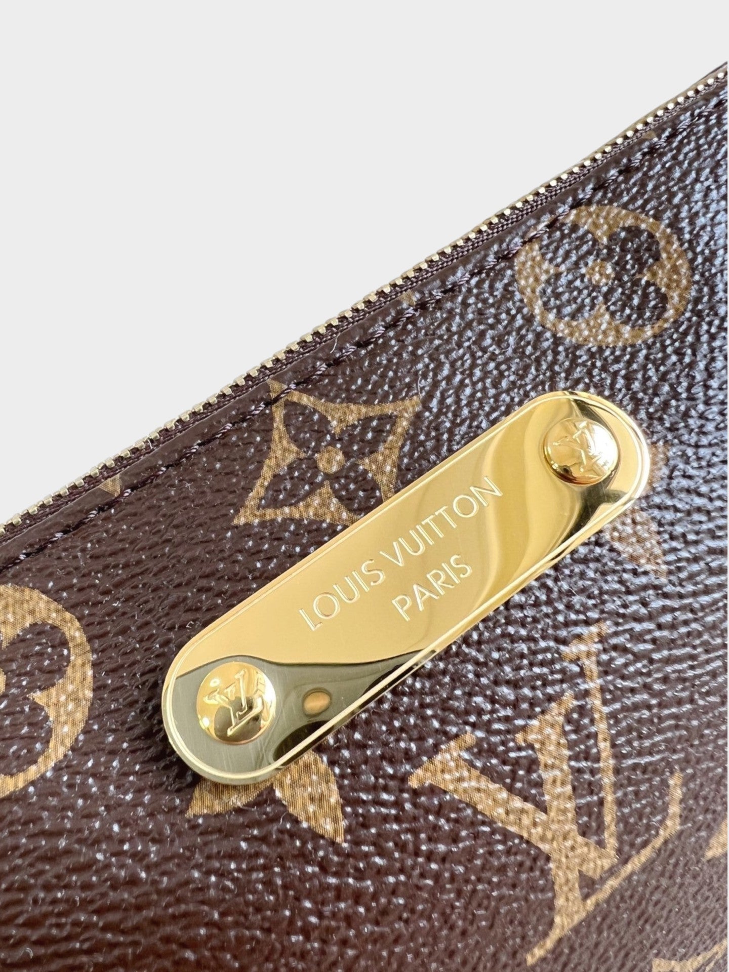 Zebass LOUIS VUITTON monogram canvas shoulder bag with polished gold-tone logo plaque and top-zip closure