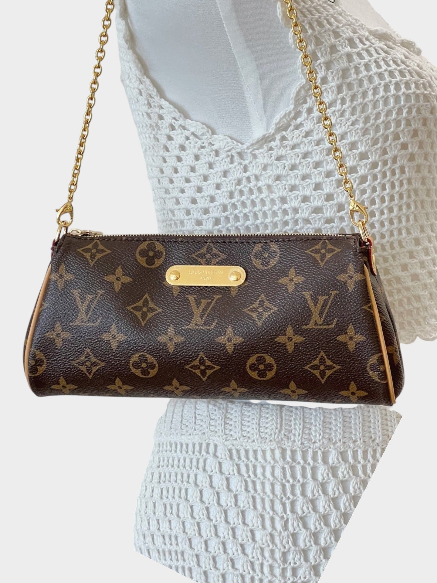 Zebass LOUIS VUITTON monogram canvas baguette shoulder bag with gold chain strap and polished gold-tone hardware